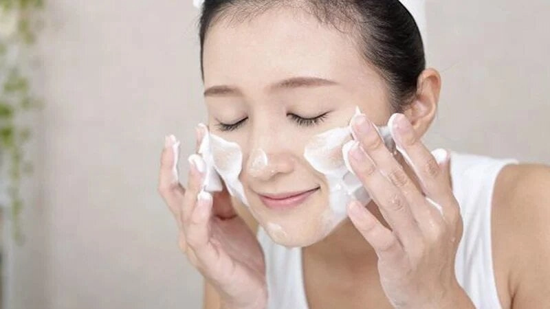 Làm sạch da, tránh tiếp xúc ánh nắng mặt trời (Nguồn: Internet)