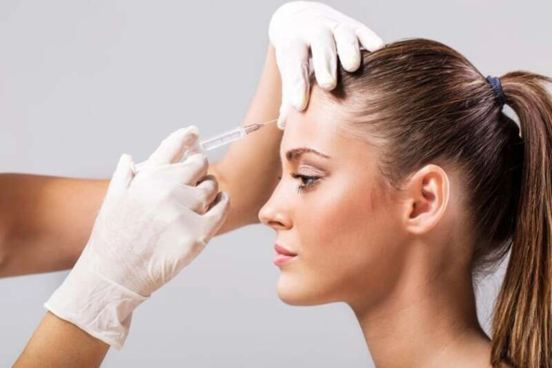 Tiêm filler là phương pháp thẩm mỹ hiện đại được ưa chuộng bởi hiệu quả nhanh chóng và lâu dài trong việc cải thiện tình trạng nếp nhăn cau mày (Nguồn: Internet)