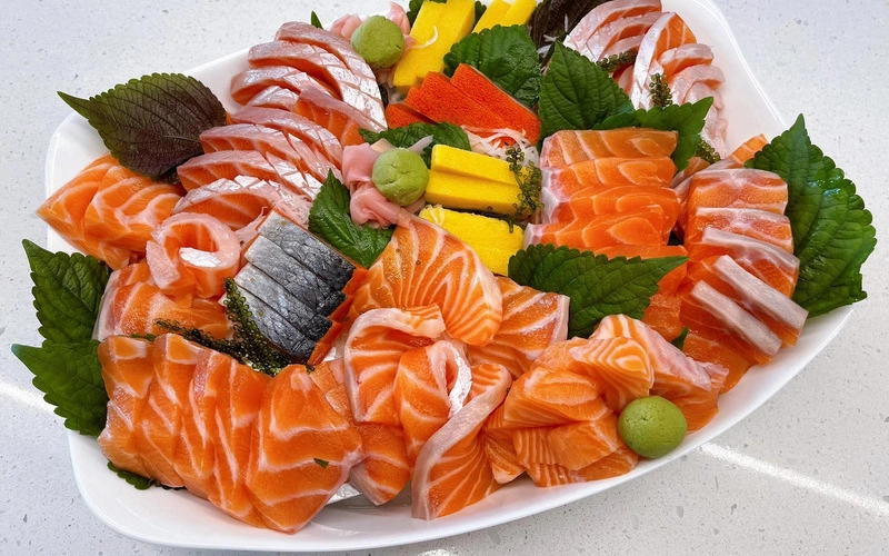 Bổ sung cá hồi giàu protein sau cắt môi (Nguồn: Internet)