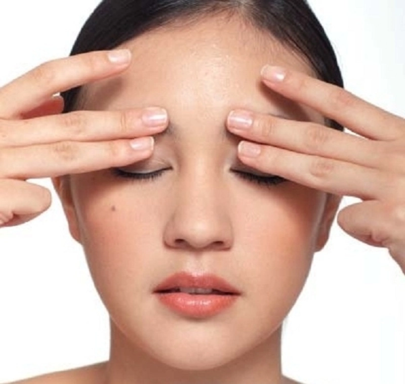 Massage vùng mắt giảm căng thẳng, giúp làm săn chắc của da ( Nguồn: Internet )