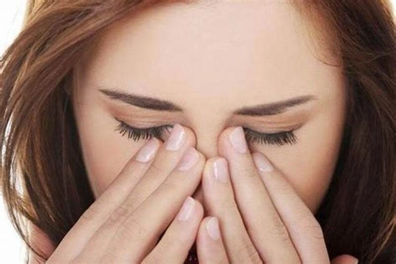 Mỏi mắt, đau đầu do mắt phải điều tiết để nhìn rõ (Nguồn: Internet)
