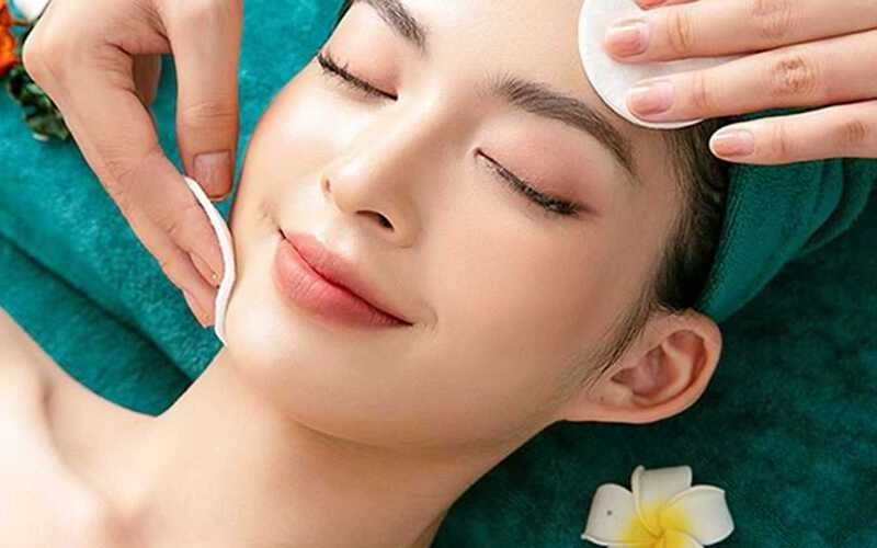 Xóa rãnh lệ tại nhà hiệu quả bằng massage mặt (Nguồn: Internet)