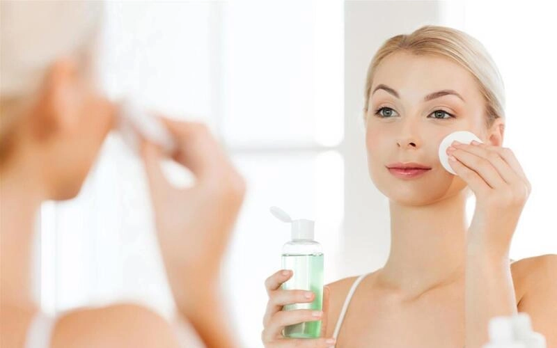 Xoá rãnh lệ tại nhà bằng sử dụng các sản phẩm chăm sóc da (Nguồn: Internet)