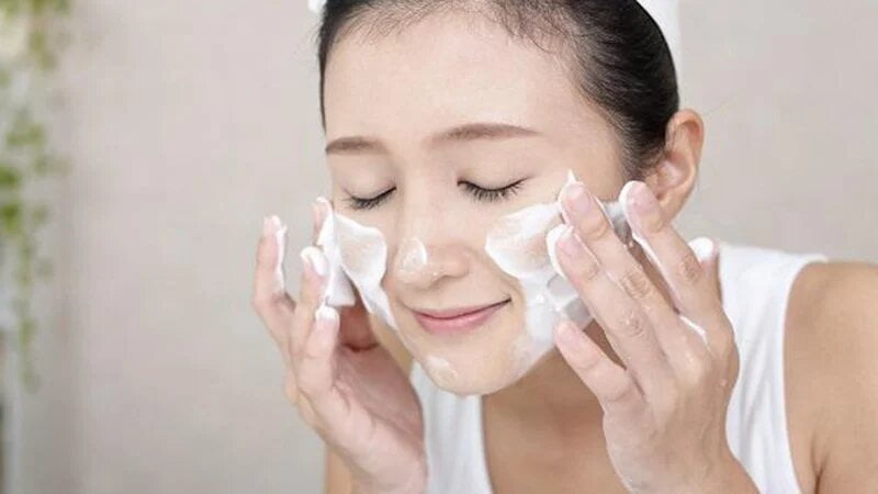 Làm sạch da, tránh tiếp xúc ánh nắng mặt trời (Nguồn: Internet)