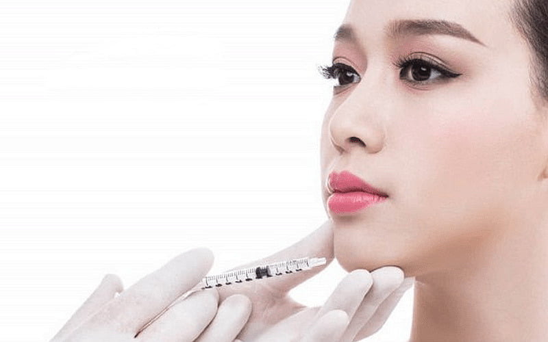 Tiêm filler là phương pháp thẩm mỹ không phẫu thuật sử dụng chất làm đầy được tiêm vào da để cải thiện đường nét, xóa nếp nhăn, tăng volume cho môi, mũi, cằm (Nguồn: Internet)
