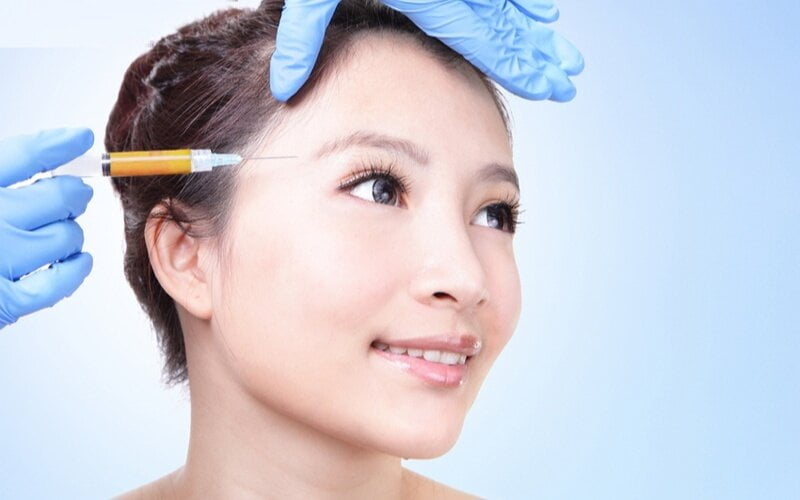 Một trong những phương pháp xóa rãnh lệ phổ biến là tiêm filler (Nguồn: Internet)